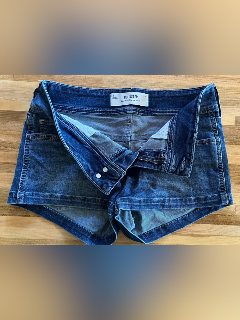 Hollister Low Rise Shortie Shorts- size 2 - Picture 2 of 8